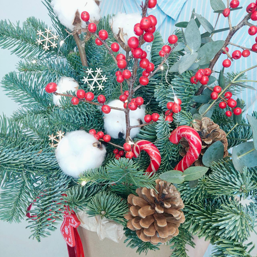 Новогодняя композиция в шляпной коробке с гирляндой