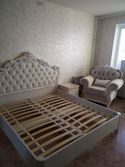 Кровать ПАТРИСИЯ с мягким изголовьем корень крем глянец