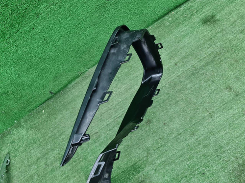 Накладка переднего бампера правая Hongqi HS5 19-нв