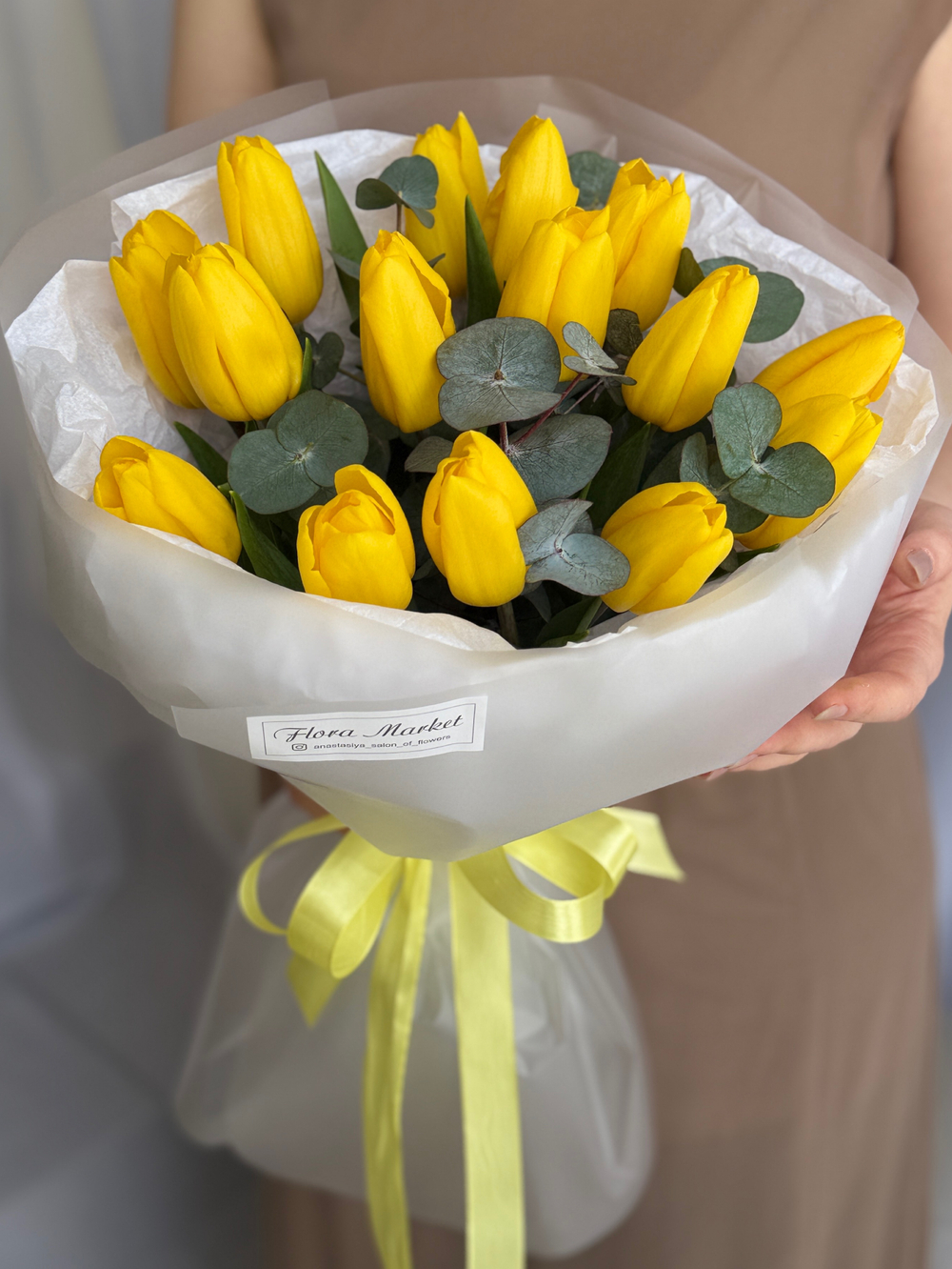 Яркие желтые тюльпаны премиум сорта и зелень эвкалипта в воздушном оформлении от Флора Маркет