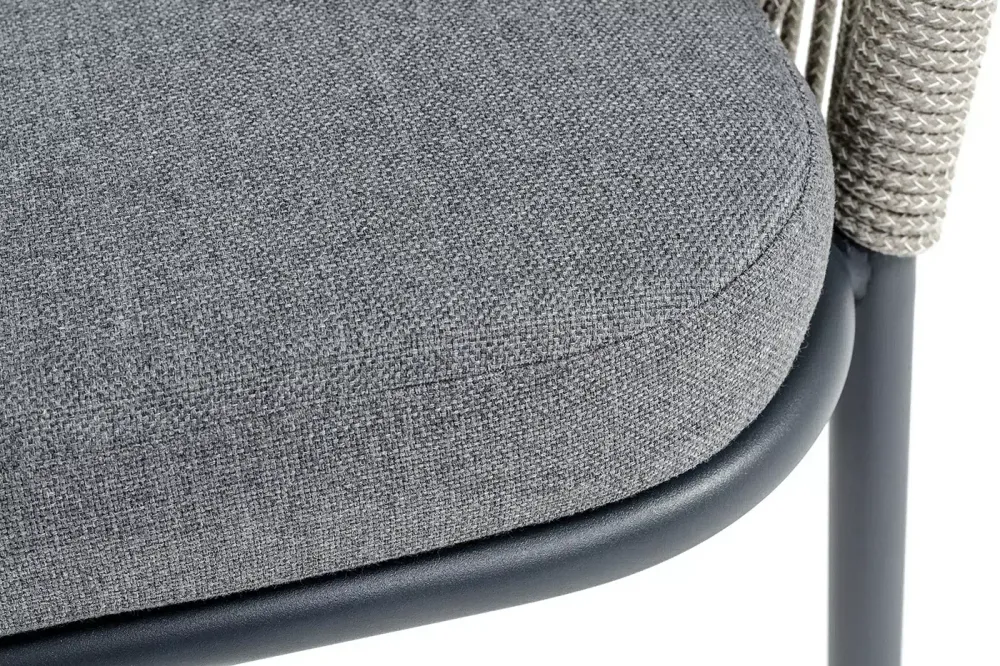 "Лион" стул плетеный из роупа, каркас из стали темно-серый (RAL7024) муар, роуп серый меланж круглый, ткань серая 017