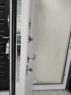 Входная дверь в квартиру с зеркалом  Император 3К №22 Темный бетон (белая коробка) №102 Бетон серый (светлый)