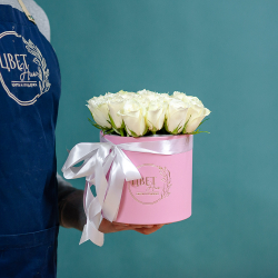 25 белых роз в шляпной коробке