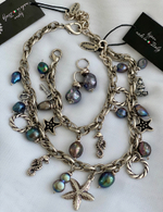 Колье с подвесами:морская звезда, лягушка,ключ,морской конек,темный барочный жемчуг,оттенок серебро