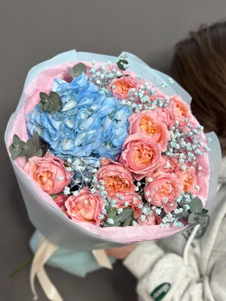 Авторский букет с голубой гортензией и кустовой розой «Джульетта»