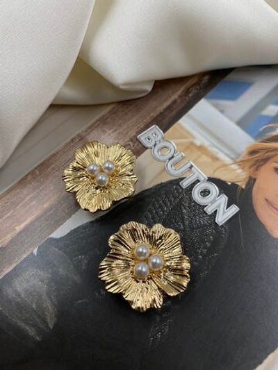 Накладка на пуговицу золотистая в форме цветка с небольшим жемчугом в центре