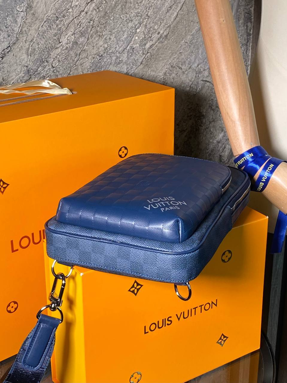 Сумка-слинг Louis Vuitton