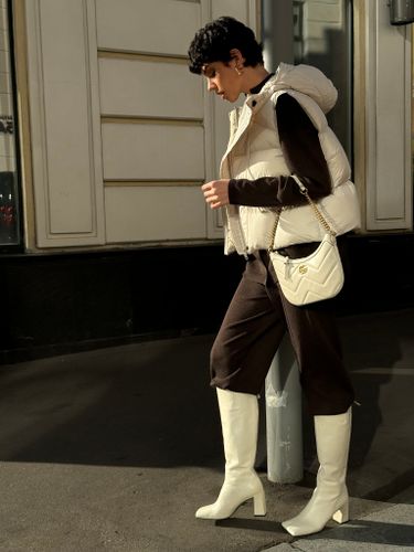 Молочный пуховый жилет с капюшоном