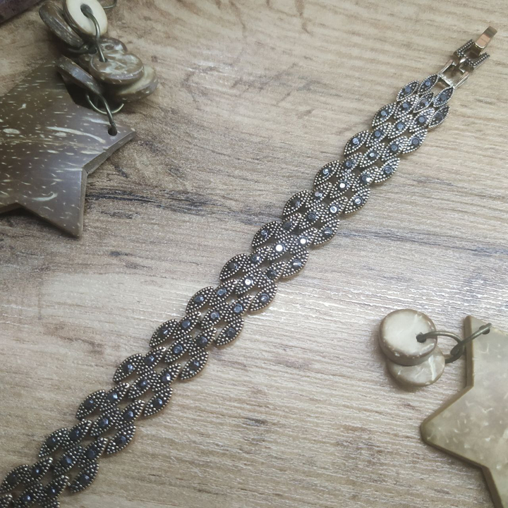 Браслет Vogue Лепесток в 5 рядов 13 мм стразы графитовые металл золотистый на красном бархате