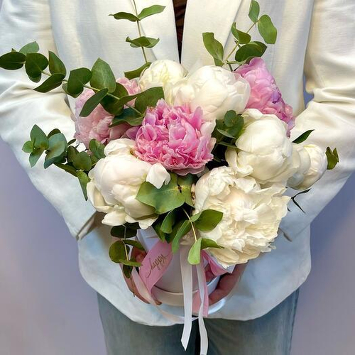 9 разноцветных пионов с эвкалиптом в шляпной коробке. Цветы в коробке 019 Chalet Green