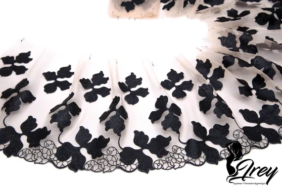 05-147 Вышивка на неэл. сетке 23 см, телесный/черный (правая)