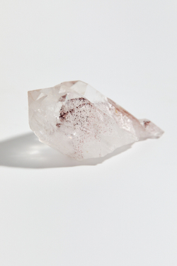 Горный хрусталь с гематитовым фантомом