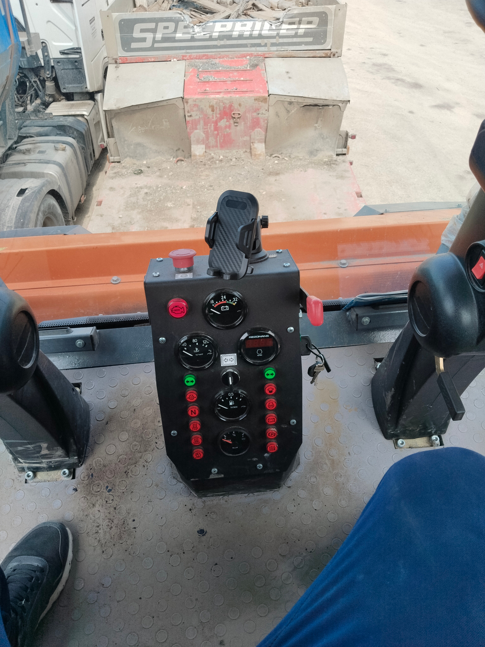 Завод дорожных машин DM* Каток DM-13-SP (Дизельный, 4,4 л, 99 л.с., АТ)