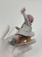 Ёлочное украшение в винтажном стиле «Девочка на санках»