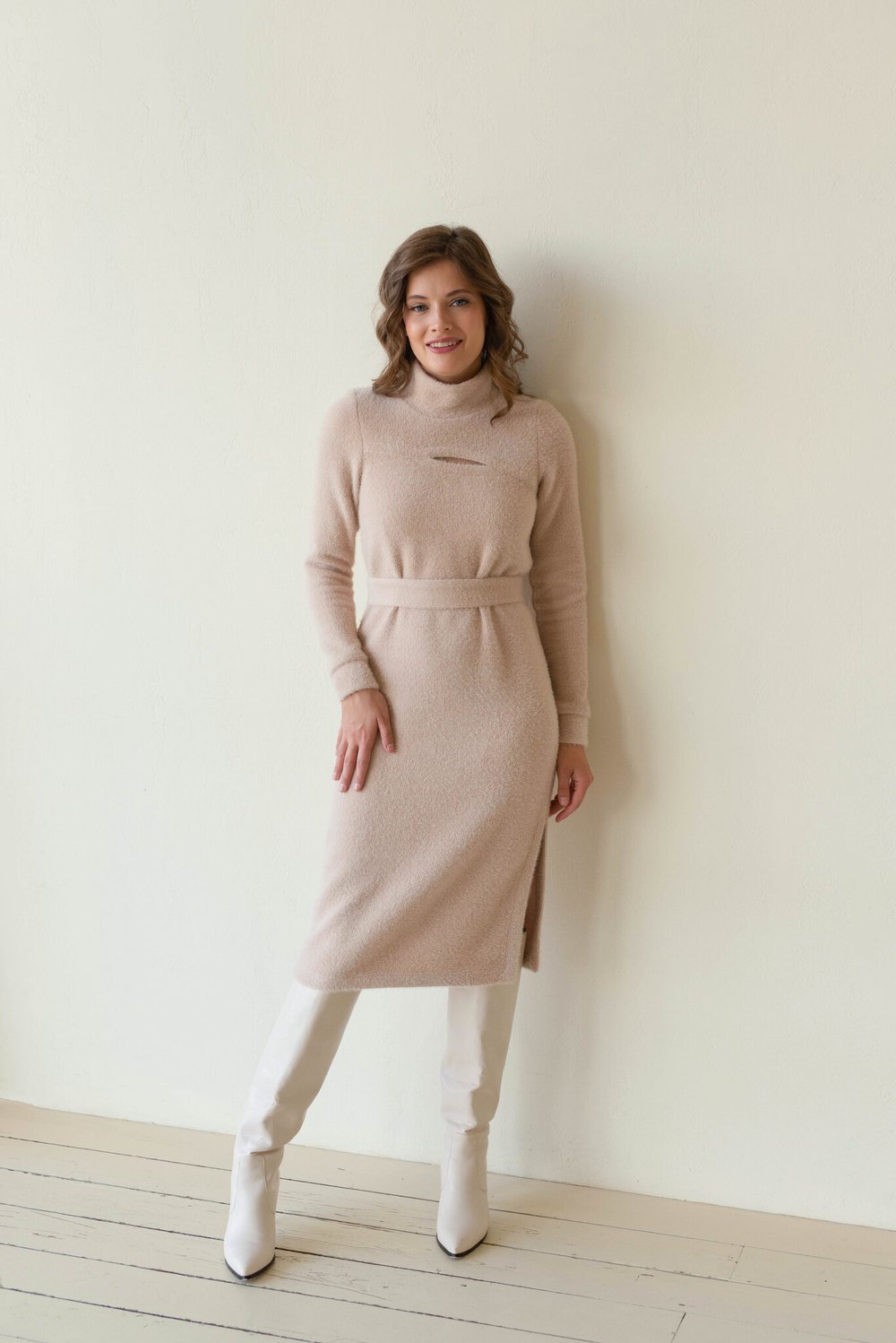 Платье бежевое теплое с вырезом на груди из вискозы