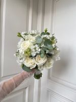 Свадебный букет из лизиантуса, эвкалипта, одноголовых роз и маттиолы