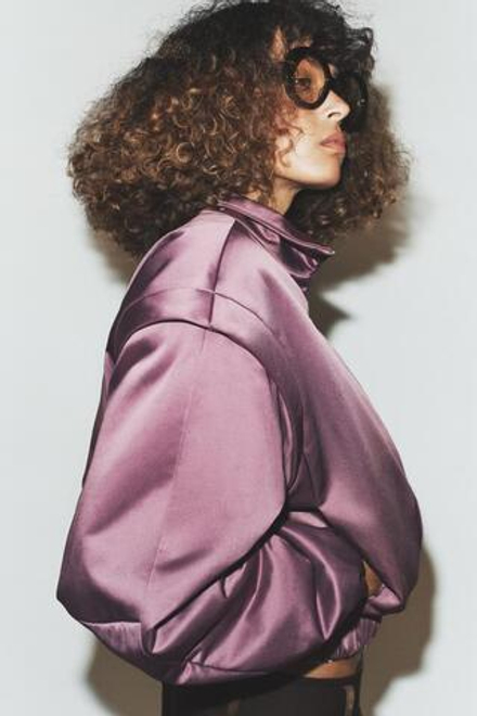 ZARA СТЕГАНАЯ КУРТКА С ВЫДЕЛЕННОЙ ЛИНИЕЙ ПЛЕЧ, СИРЕНЕВЫЙ