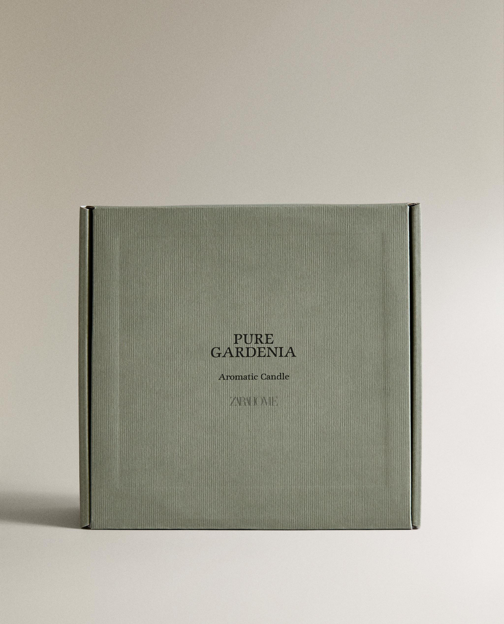Zara Home Свеча ароматическая Pure Gardenia 590 г, растительный воск, аромат цветочный, Розовый