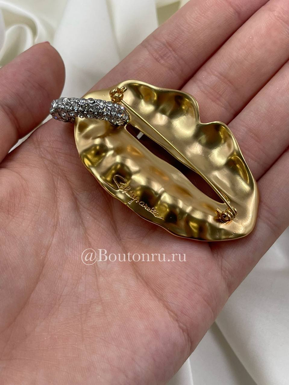 Брошь Скиап "Губы с пирсингом" золотистая с жемчугом и стразами