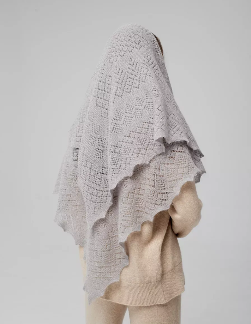 Оренбургский пуховый платок П4-110-03 серый