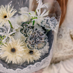 111. Кружевной авторский букет с нерине и диантусами