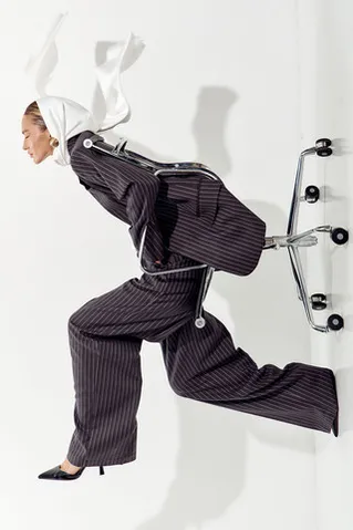 Брюки палаццо свободные с защипами темно-серого цвета в полоску