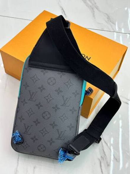 Сумка-слинг Louis Vuitton