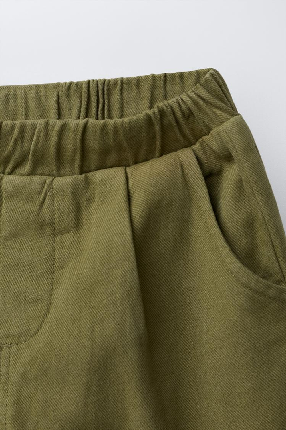 ZARA БРЮКИ СВОБОДНОГО КРОЯ ИЗ ТВИЛА С НАШИВКАМИ, ХАКИ