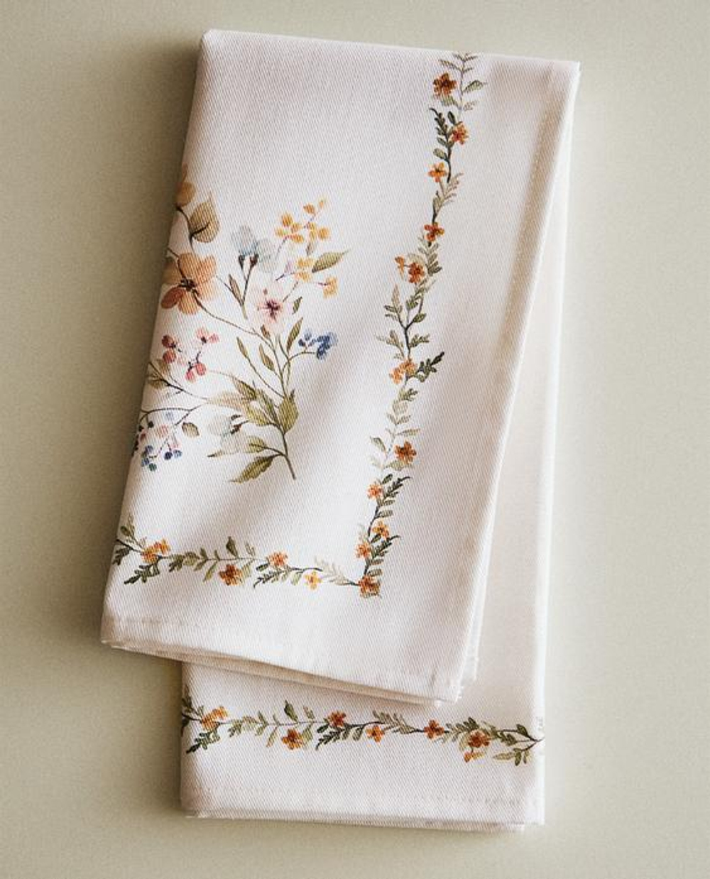 ZARA HOME САЛФЕТКА С ЦВЕТОЧНЫМ ПРИНТОМ (НАБОР ИЗ 2 ШТ.), ЗЕЛЕНЫЙ