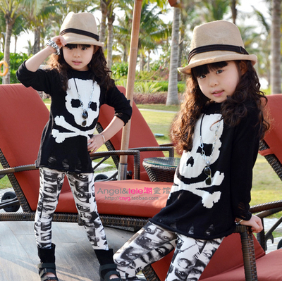 Джемпер с графическим рисунком в виде черепа с костями