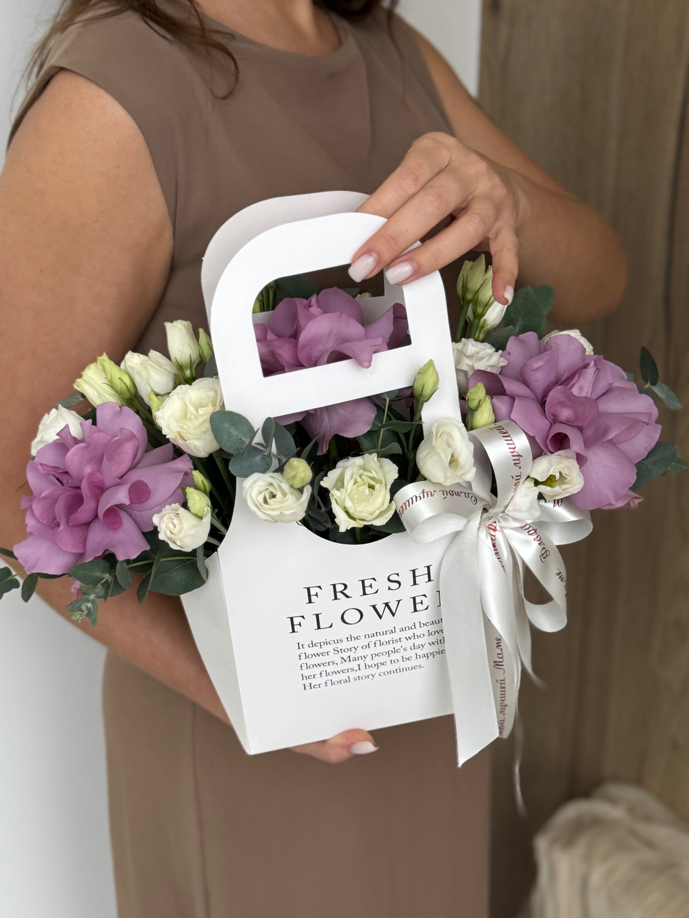 Французские розы сиреневого оттенка, белоснежная эустома и эвкалипт в композиции от Флора Маркет