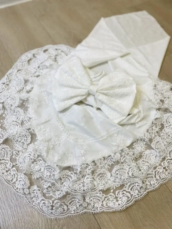 Кружевной уголок и бант на выписку