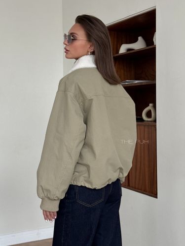 Утепленная женская куртка оливкового цвета