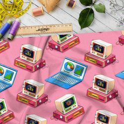 Ткань атлас компьютеры и ноутбуки на розовом фоне