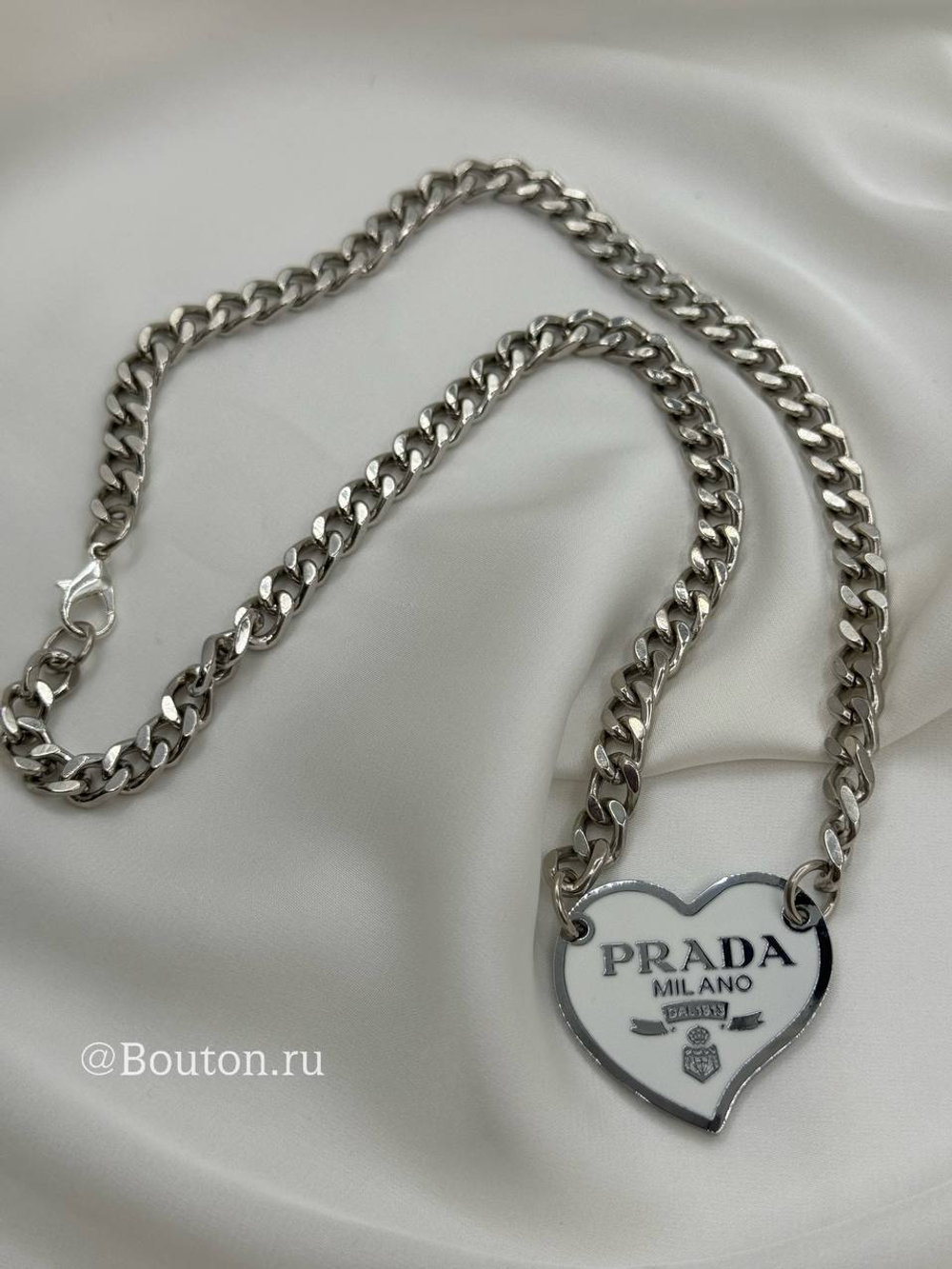 Колье Прад. серебристое с белым лого в форме сердечка