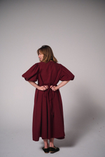 Платье с жабо и рукавами-фонариками из крапивы цвета бордо