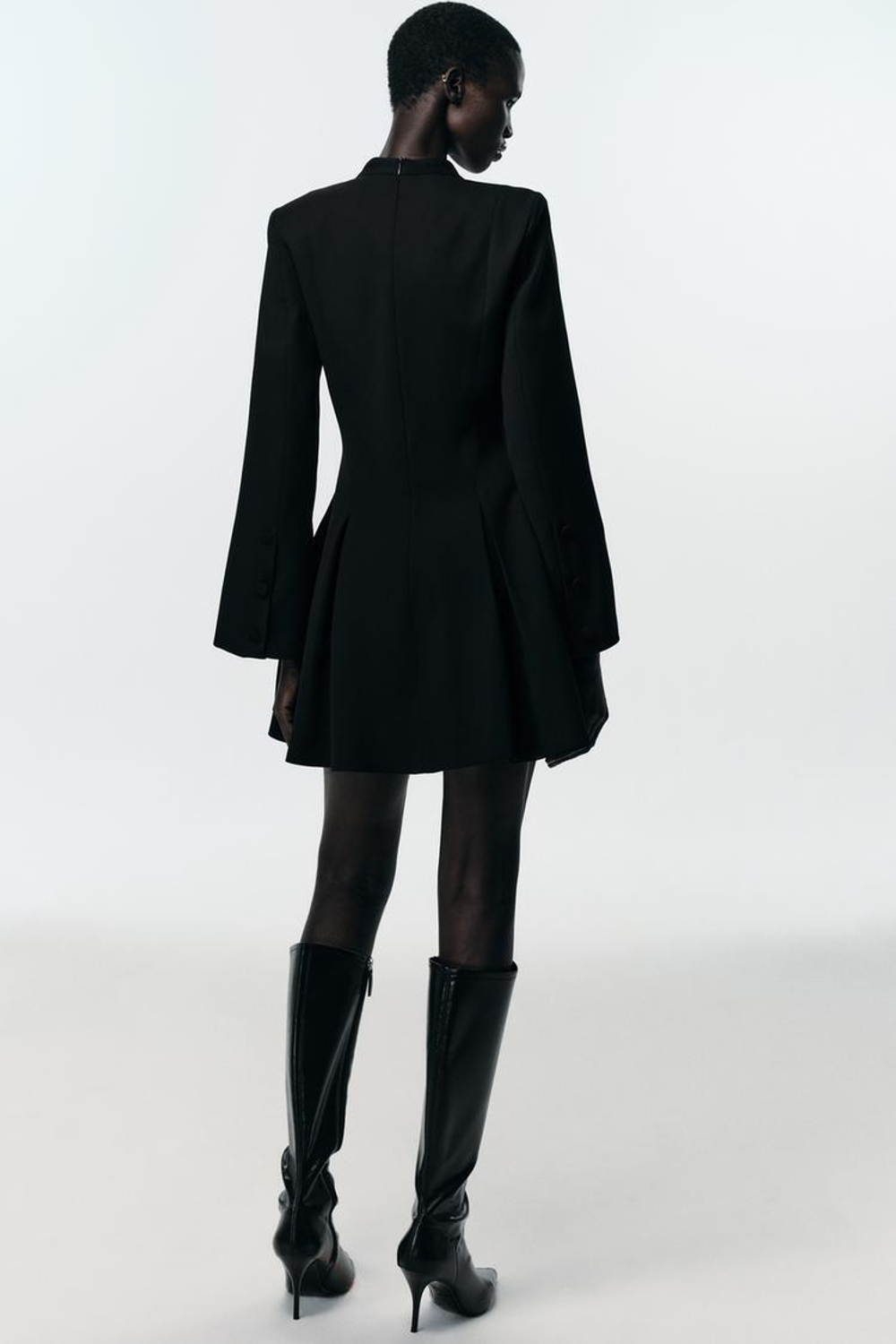 ZARA МИНИ-ПЛАТЬЕ С ПОДПЛЕЧНИКАМИ, ЧЕРНЫЙ