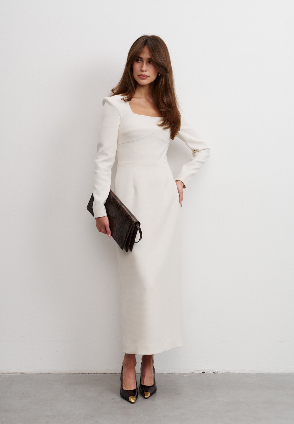 Платье-футляр, молочное