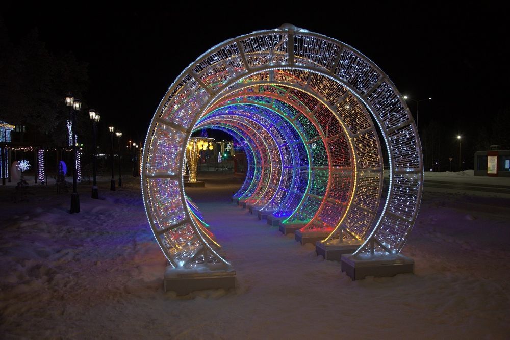 Световой тоннель из цветных арок