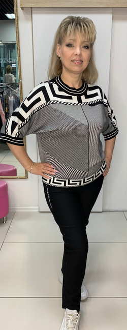 Джемпер в "елочку" с ярким черно-белым принтом