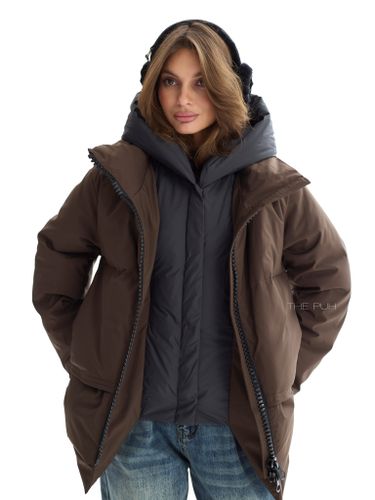 Коричневый пуховик с акцентной молнией