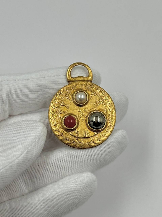 Накладка на пуговицу в виде часов