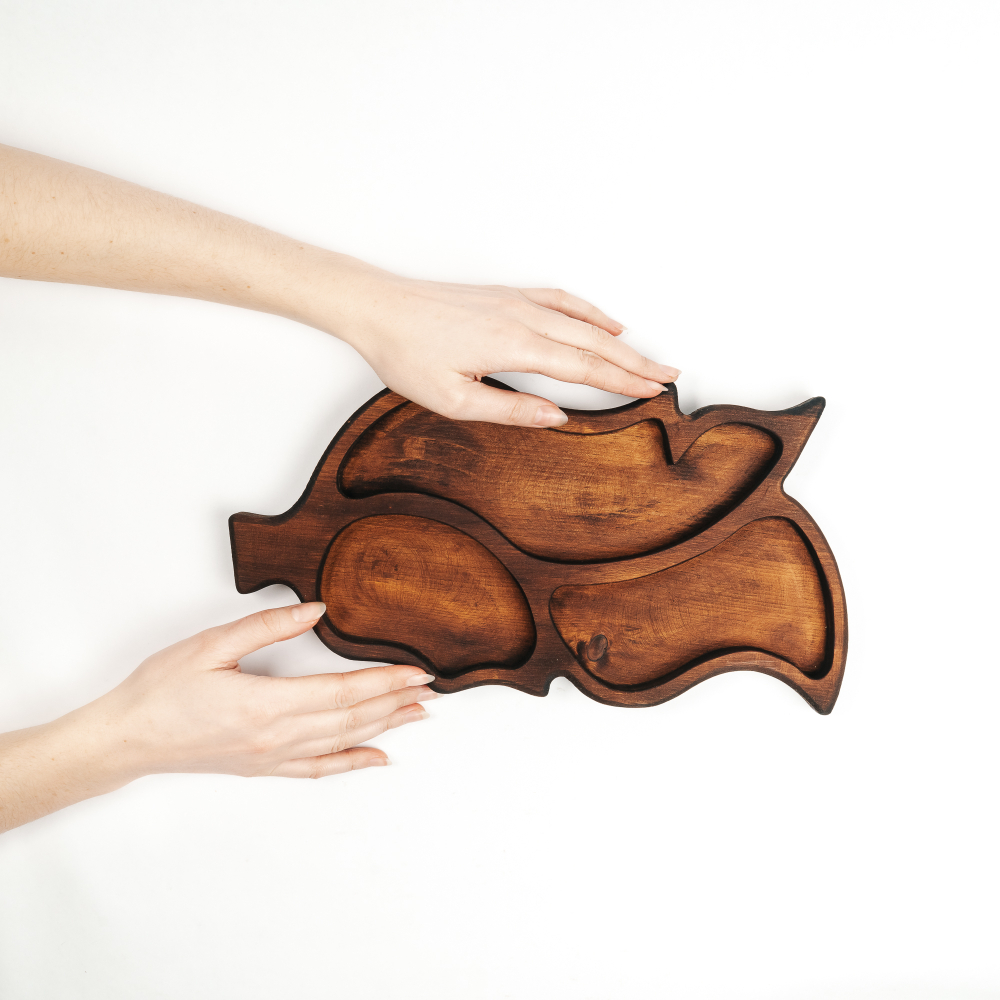 Деревянная менажница из кедра для подачи блюд и закусок "лист". MG82