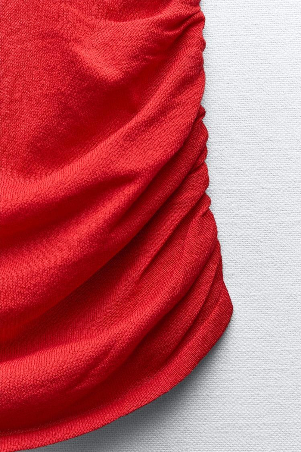 ZARA ТРИКОТАЖНЫЙ ТОП СО СБОРКАМИ ПО БОКАМ, КРАСНЫЙ