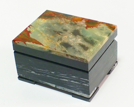 Шкатулка из яшмы и доломита 9-7-5.5см вес 470гр.