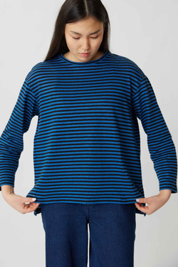 Топ с разрезами в черно-синюю полоску