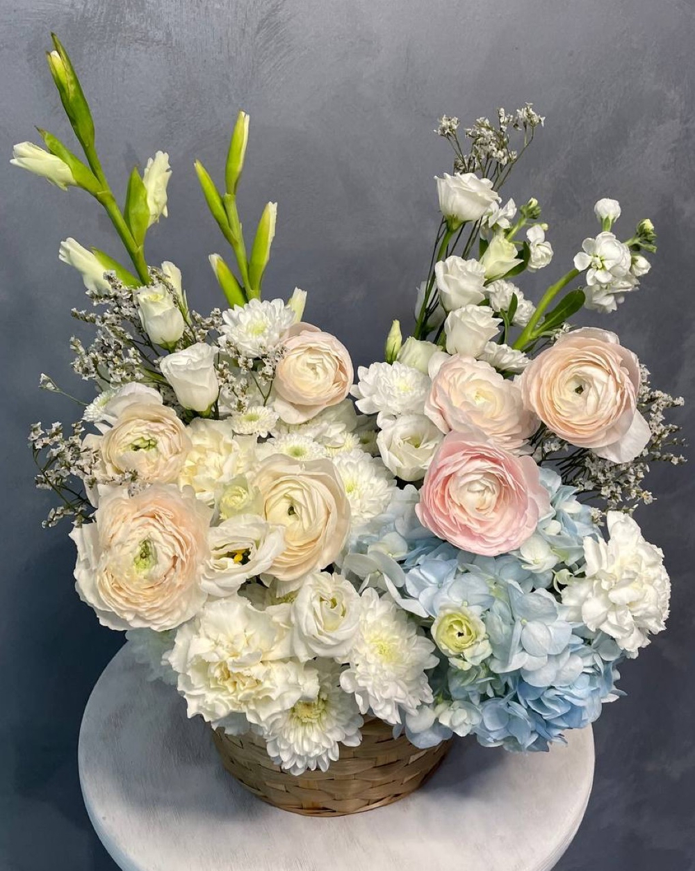 Шикарная нежная корзина цветов