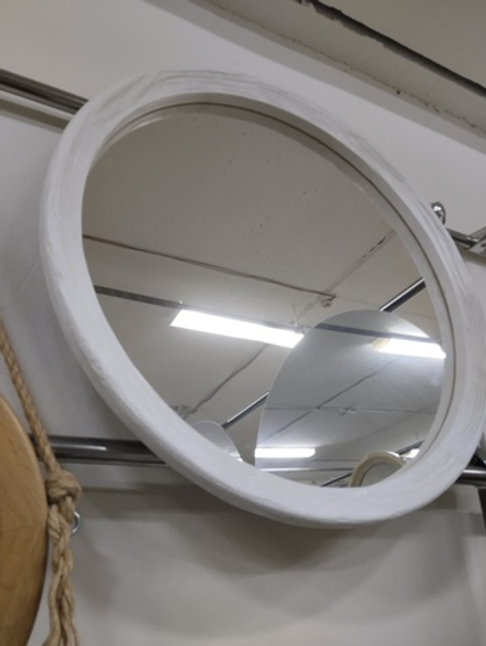 Зеркало круглое в деревянной раме