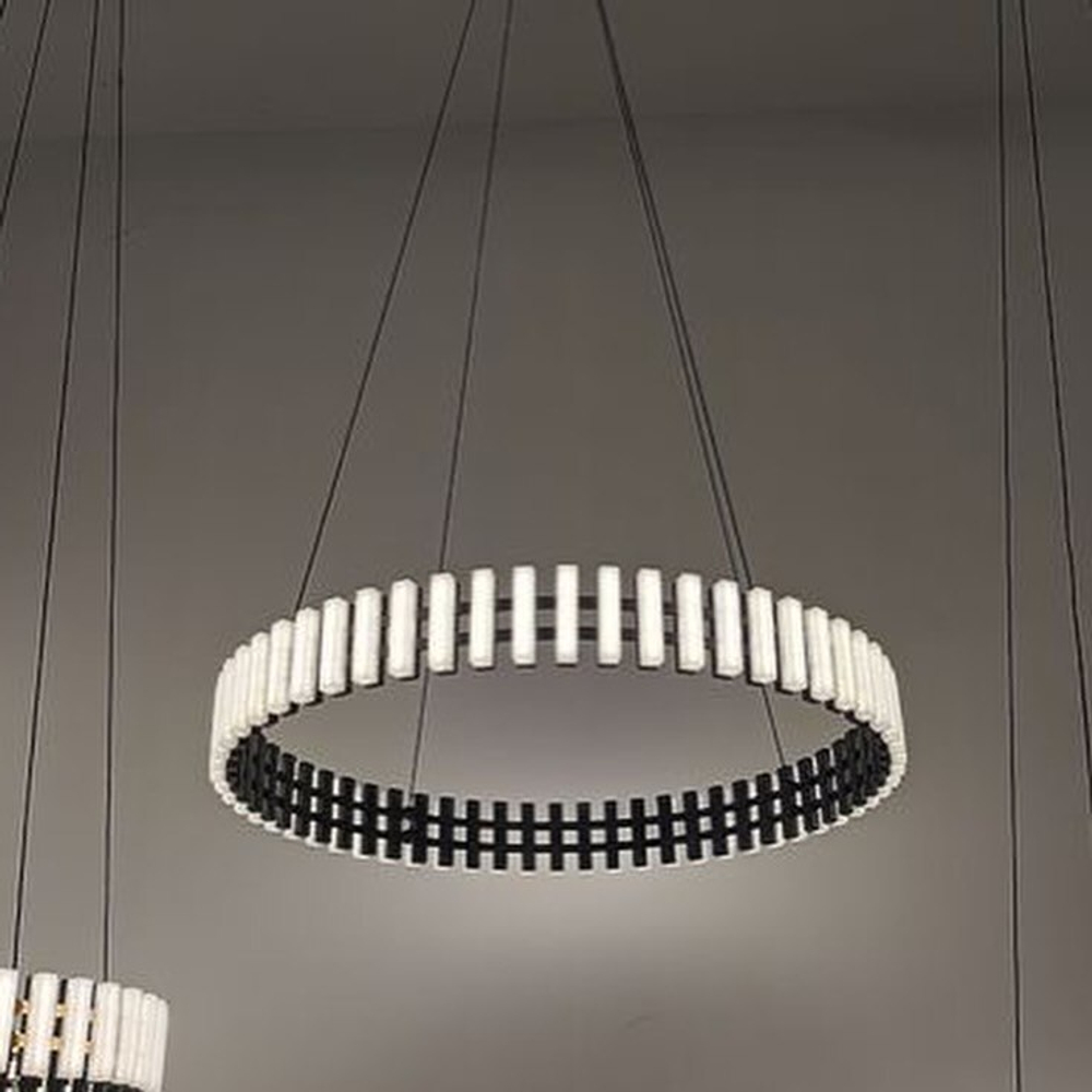 Современная подвесная люстра в форме кольца.