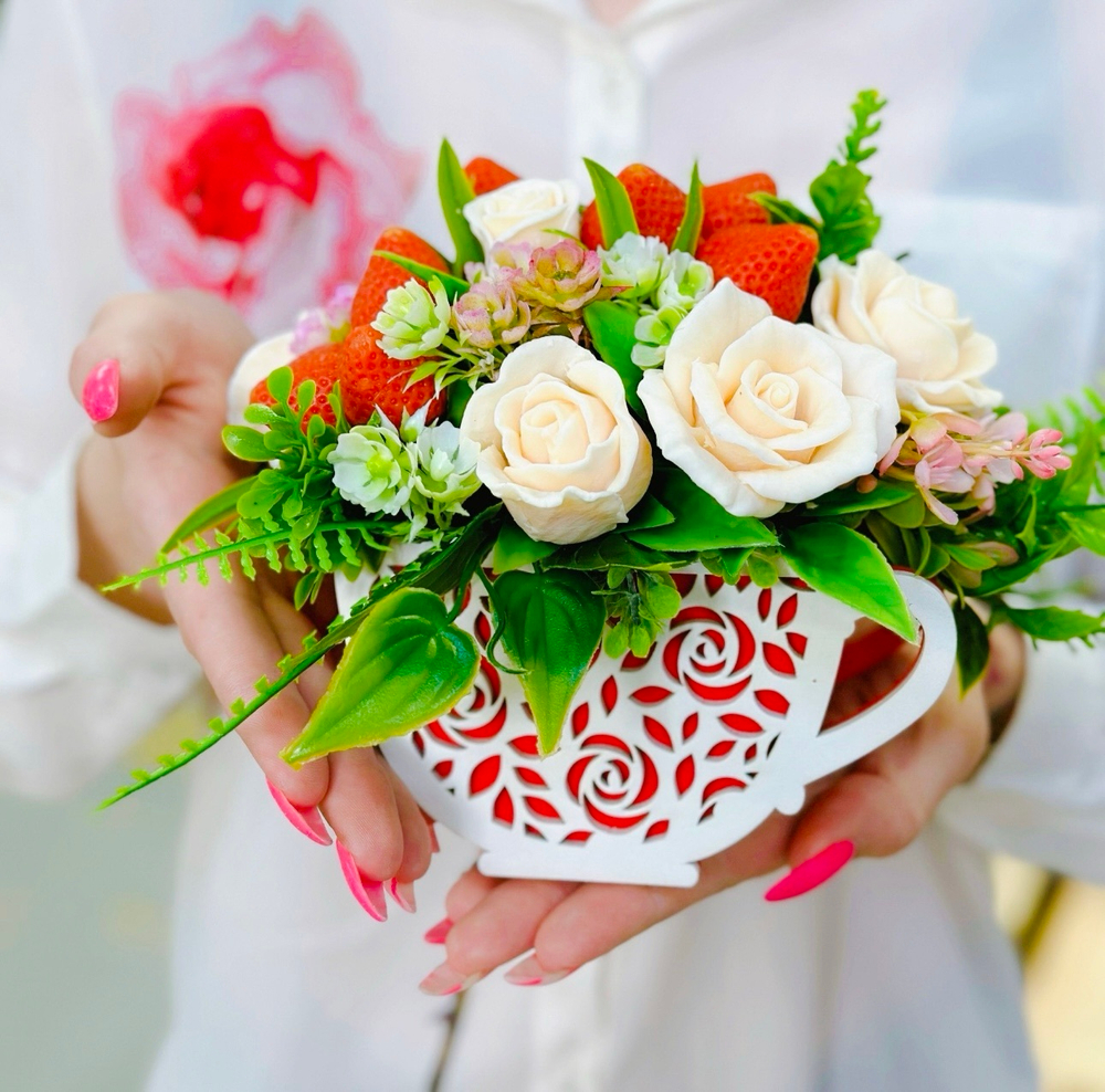 Чашка с клубникой (букет)